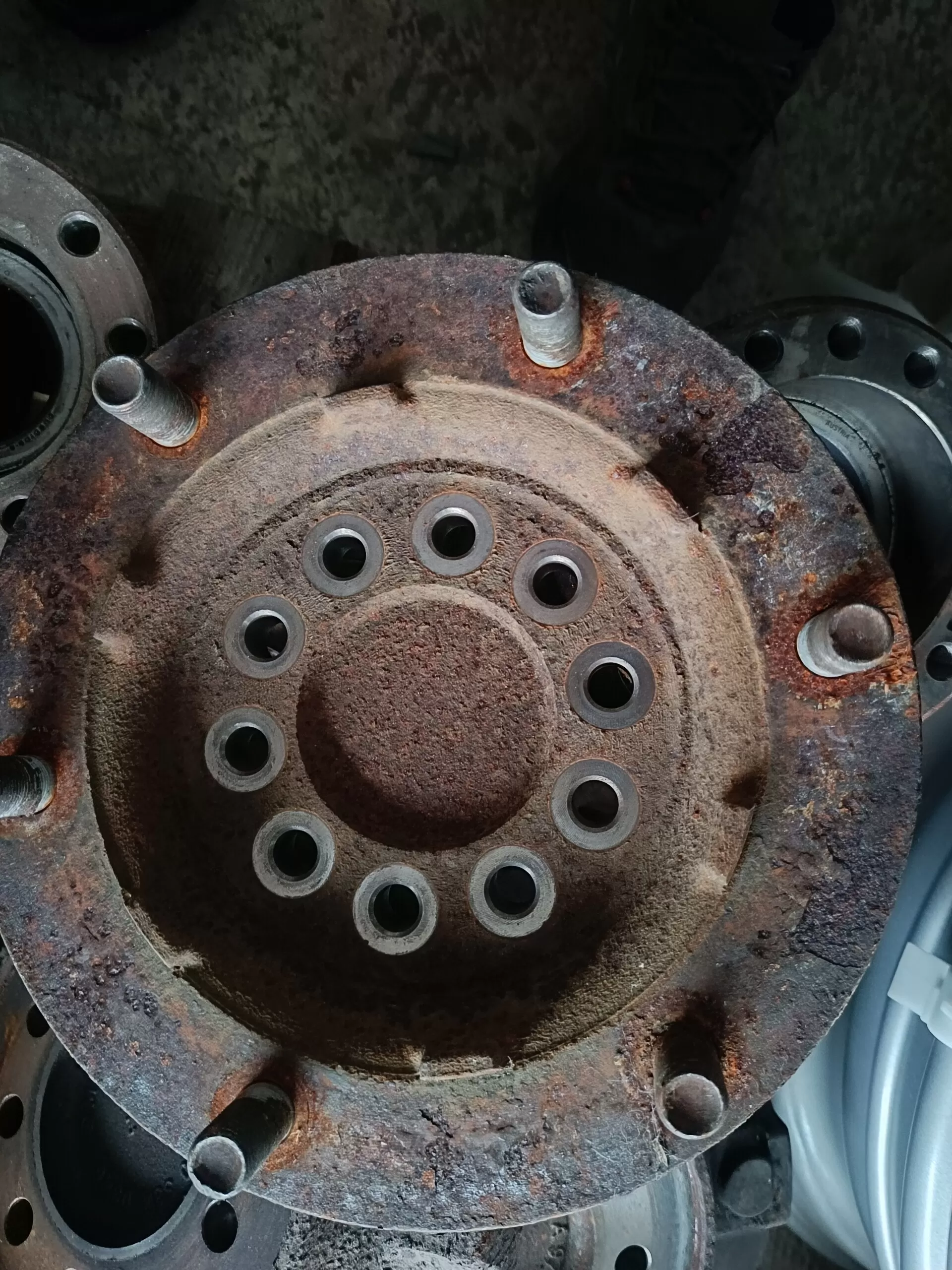 9703340345 Фланец (опорный диск) передней ступицы Мерседес-Бенц Атего-818