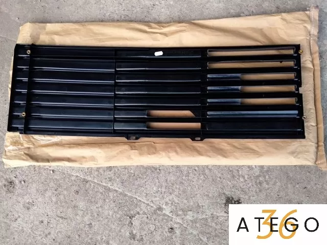 Решетка радиатора Mercedes — новая запчасть для кабины