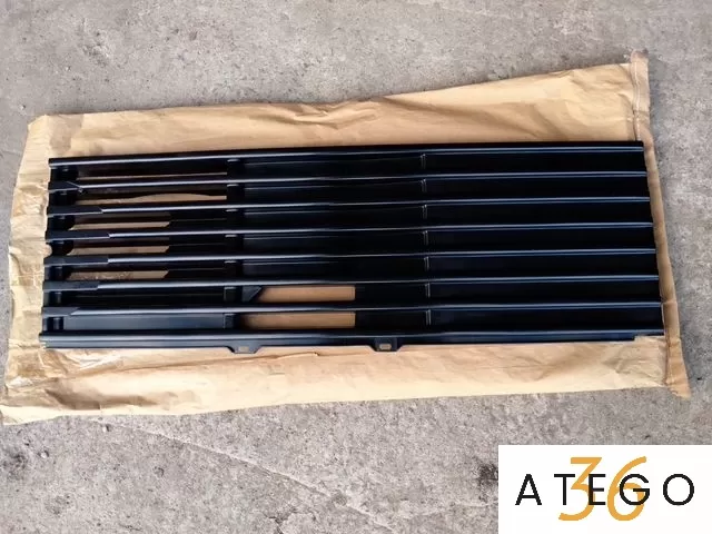 Решетка радиатора Mercedes — новая запчасть для кабины