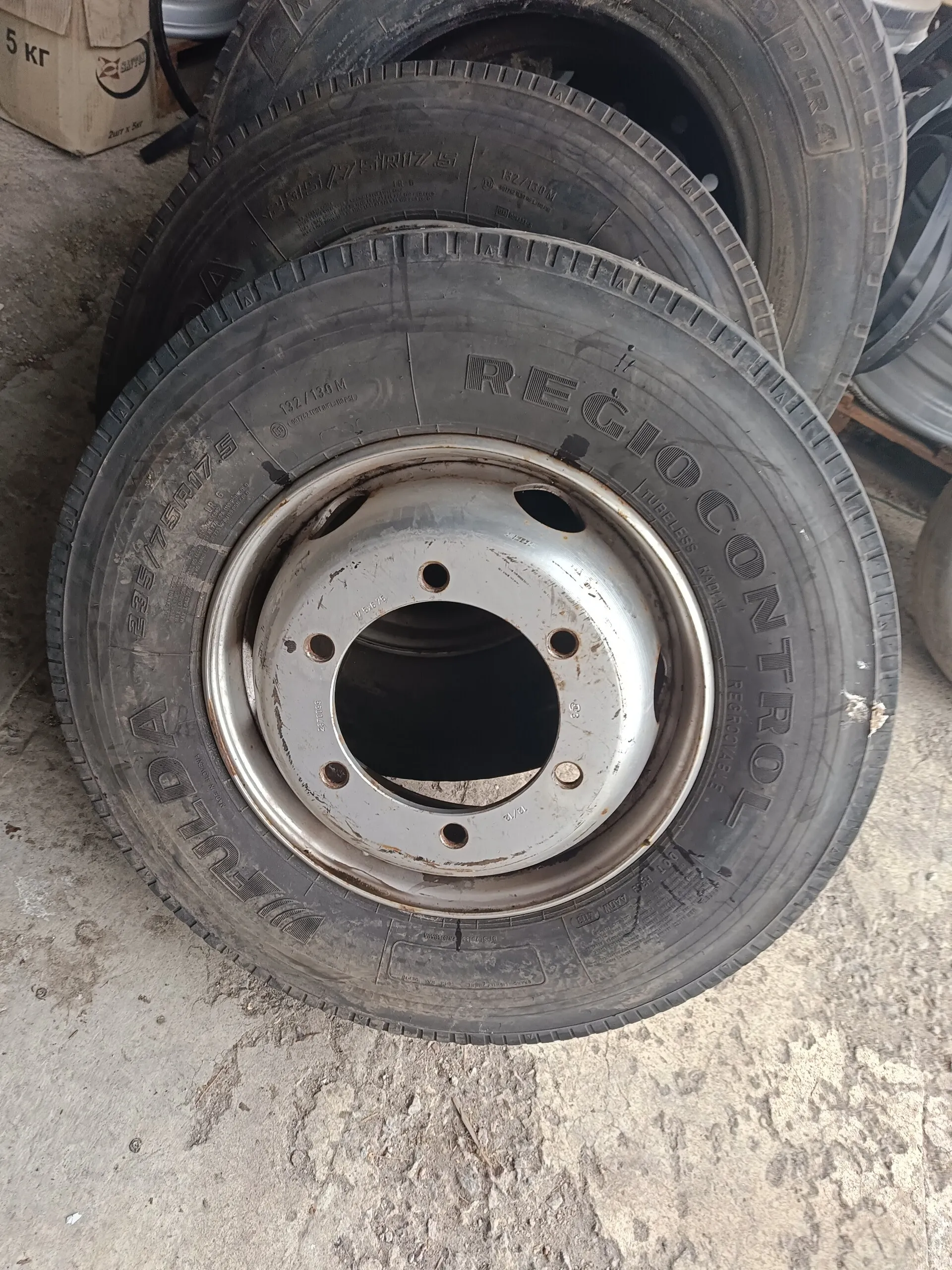 Резина 215/75*17,5 б/у 