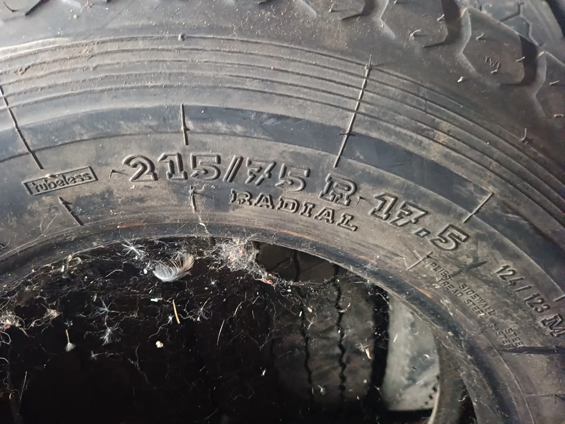 Резина 215/75*17,5 б/у 