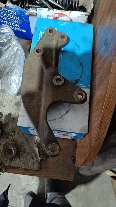 A9702682478 кронштейн крепления ручки КПП Мерседес-Бенц Атего